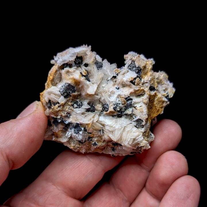 Cérusite, baryte, Mibladen, Maroc, 104 grammes