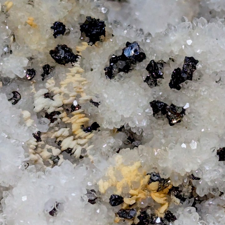 Quartz, baryte, pyrite, Cavnic, Roumanie, 437 grammes