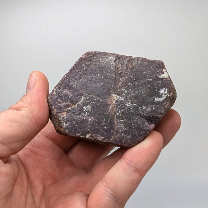 Corindon var rubis, Ampanihy, Madagascar, 284 grammes