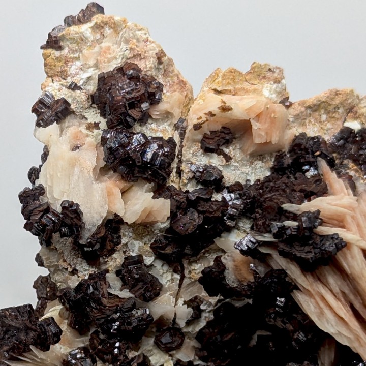 Vanadinite, baryte, Mibladen, Maroc, 188 grammes