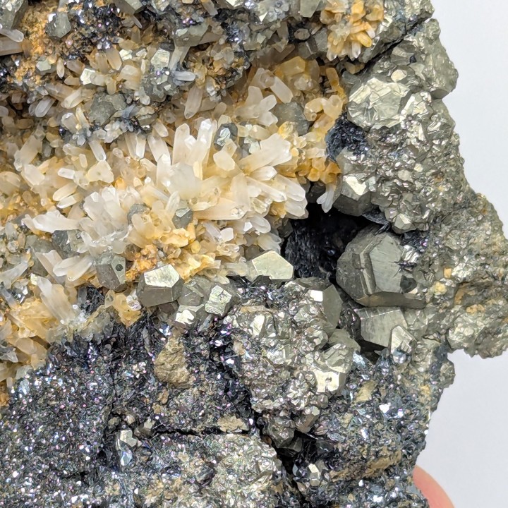Pyrite, Quartz, Hématite, Ile d'Elbe, 309 grammes