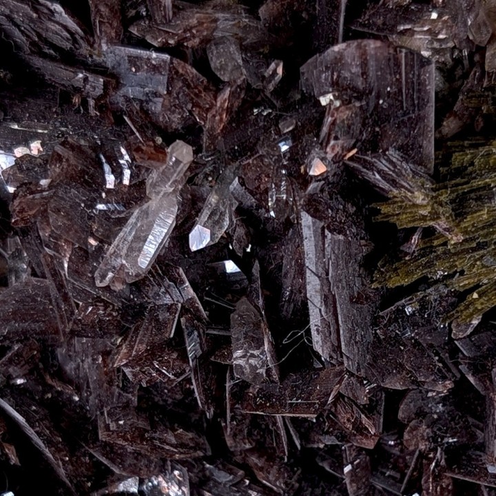 Axinite, quartz, épidote, Mine de Sayán, Pérou, 188 grammes