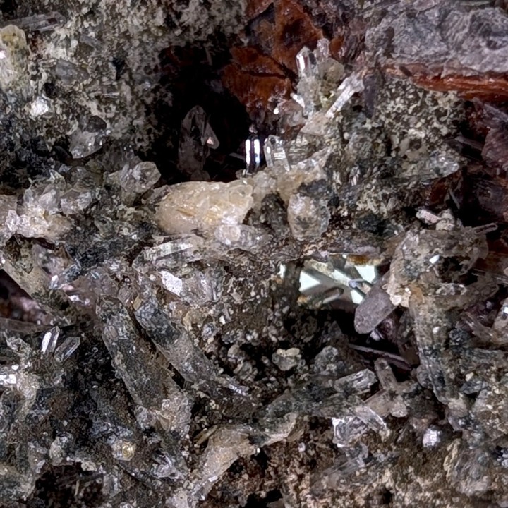 Axinite, quartz, épidote, Mine de Sayán, Pérou, 188 grammes