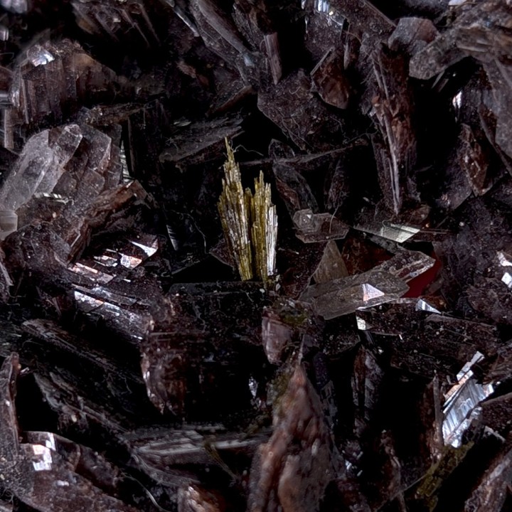 Axinite, quartz, épidote, Mine de Sayán, Pérou, 188 grammes
