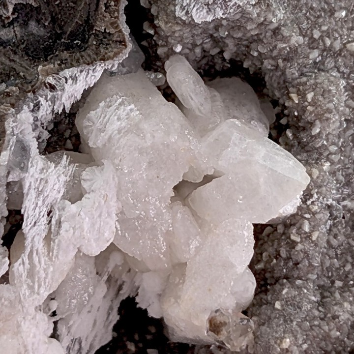 Quartz, strontianite, calcite, Rémuzat, France, 131 grammes