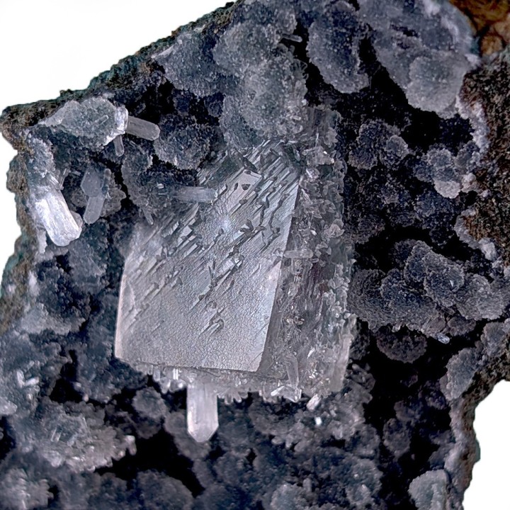 Stilbite, calcédoine, apophyllite, Jalgaon, Inde, 143 grammes