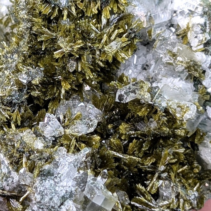 Epidote, Le Cornillon, France, 131 grammes
