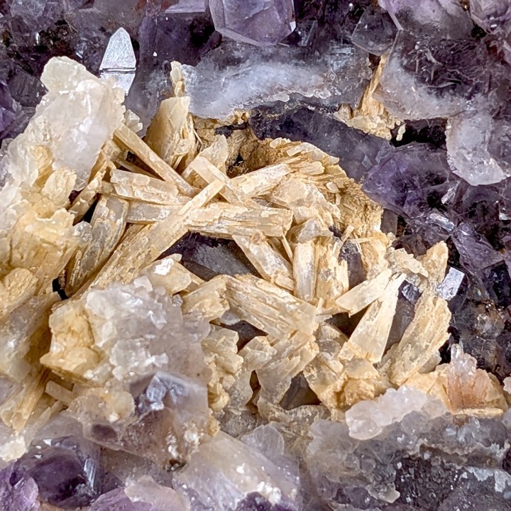 Améthyste, baryte, Minas Gerais, Brésil, 210 grammes