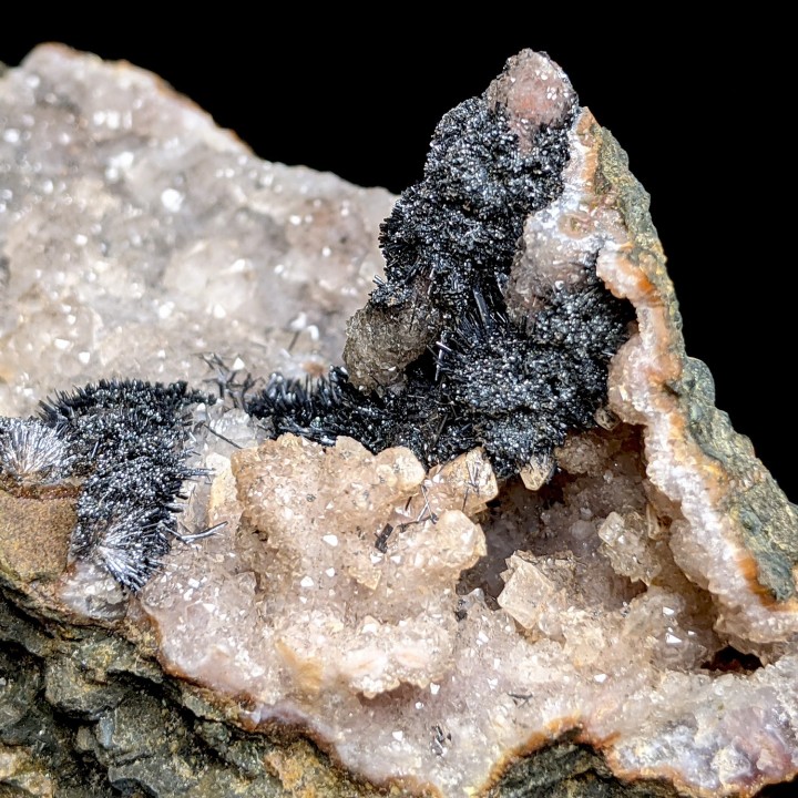Quartz, manganite, Imini, Morocco, 207 g