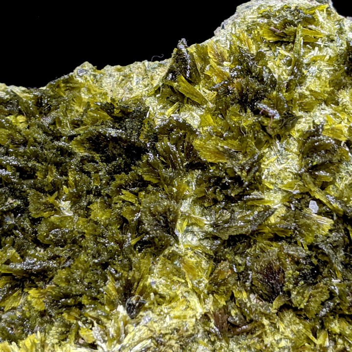 Epidote, Alicante, Spain, 263 g
