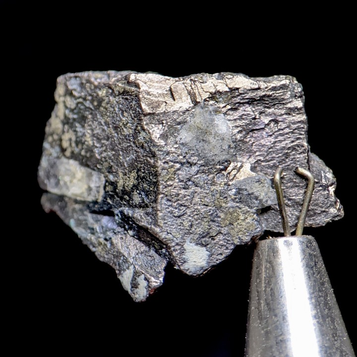 Native bismuth, Dayu Co., China, 1.9 cm